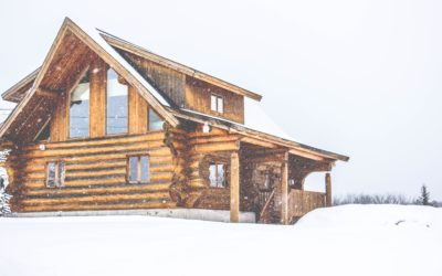 Hur monterar man en braskamin och skorsten i ett timmerhus som sjunker de första åren då timret torkar?